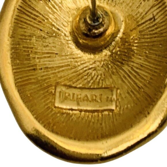 Vintage Trifari Cream Off White Enamel Oval Gold Tone Button Pierced Earrings - Picture 8 of 8